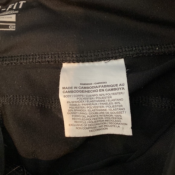 Cropped dri-fit Nike leggings (black) with reflectors and back pocket - Picture 7 of 9